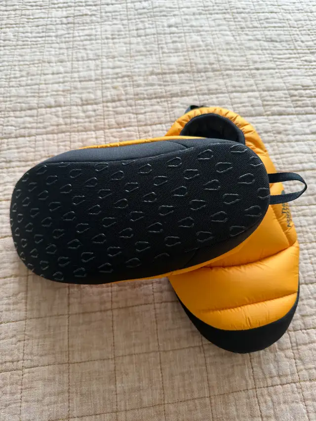 Like new North Face Unisex slippers in Kids & Youth in Edmonton - Image 3