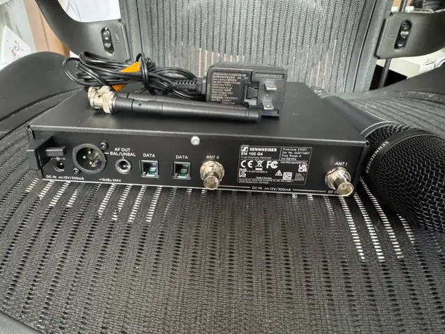 Sennheiser G4 Wireless Mic with Mute (A Band) in Pro Audio & Recording Equipment in City of Toronto - Image 4