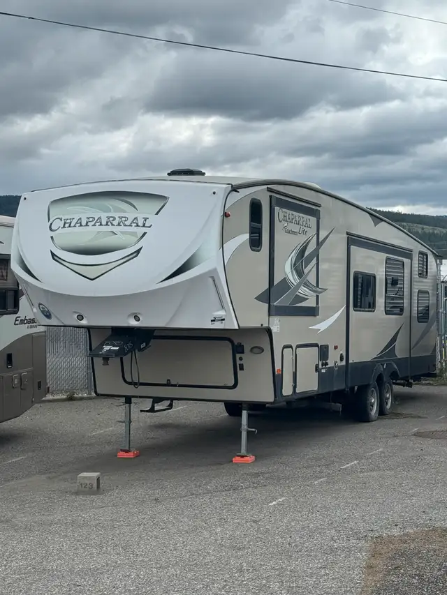 2018 Chaparral Lite 29BHS 5th Wheel in RVs & Motorhomes in Penticton - Image 6