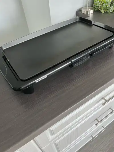 Black and Decker family sized electric griddle with drip tray and warming tray. Excellent condition.
