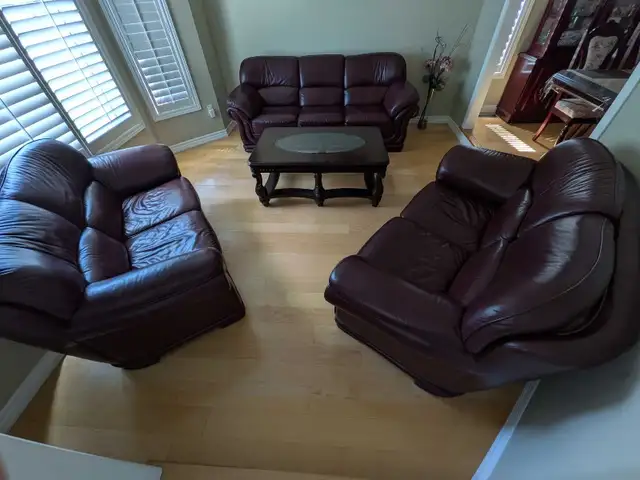 Leather Sofa Set and Coffee Table in Multi-item in Stratford - Image 6