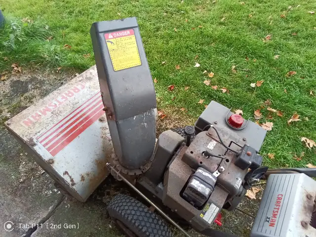 TOUGH 10HP 28" SNOWTHROWER SNOWBLOWER in Snowblowers in Belleville - Image 4