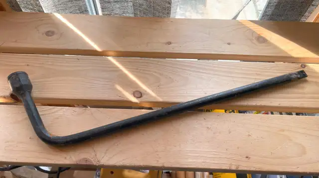 Tire Iron Lug Wrench in Hand Tools in North Bay - Image 2