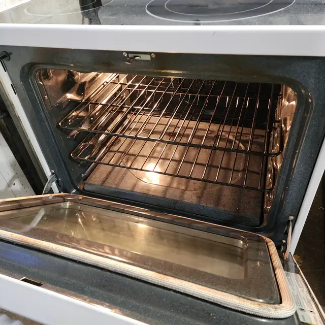 GE electric adora oven glass cook top White stove in Stoves, Ovens & Ranges in Oakville / Halton Region - Image 7