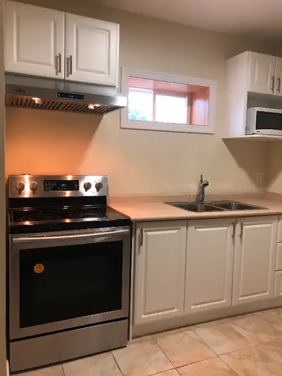 2 bedroom 2 bathroom apartment located in downtown Lindsay! *no parking, no pets, and no smoking* Pl...