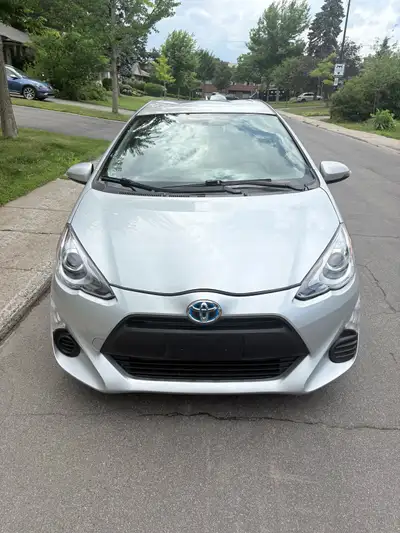 2016 Toyota Prius C Hybride CAD 9200 plus taxes. Ex commune auto. ( l’auto ce trouve à Montréal) 5 p...