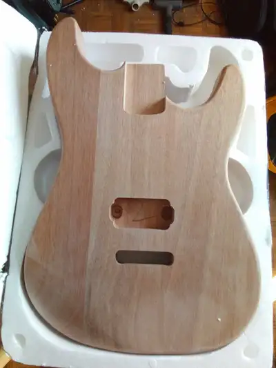 The body is of Okume wood. It's in very good condition. The neck pocket is 78 mm long, 57 mm wide, a...
