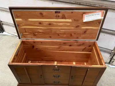 This is a used Lane cedar chest, perfect for storing blankets, linens, or other valuables while addi...