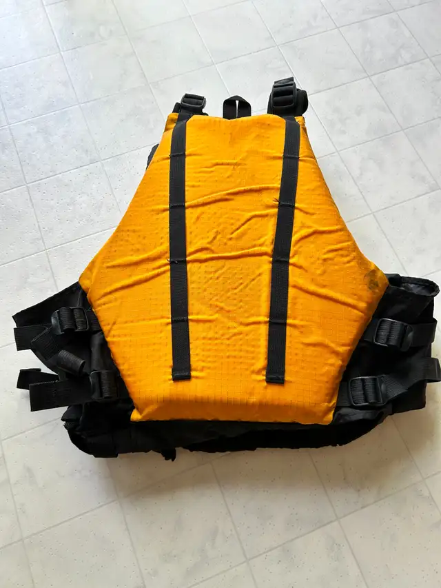 Serratus Flak Small Life Jacket / Personal Flotation Device PFD in Water Sports in Ottawa - Image 3