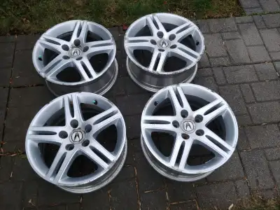 Quatre mags de 16 pouces pour Acura (ou Honda), bolt pattern 5x114.3 core 64.1, jamais accidentés.