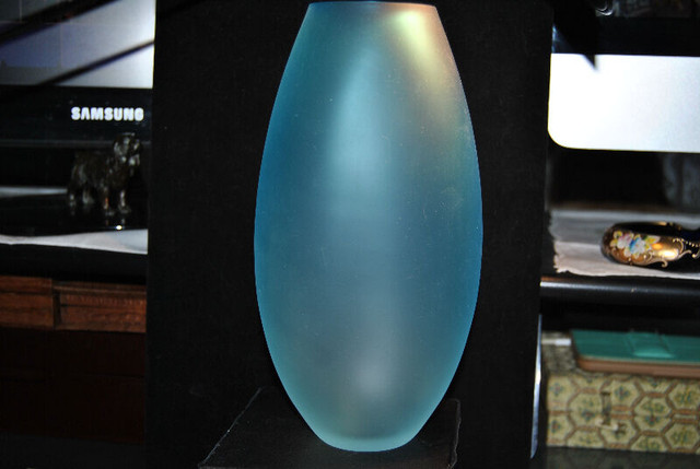 Murano Italy Vase Blue in Arts & Collectibles in Vancouver - Image 4