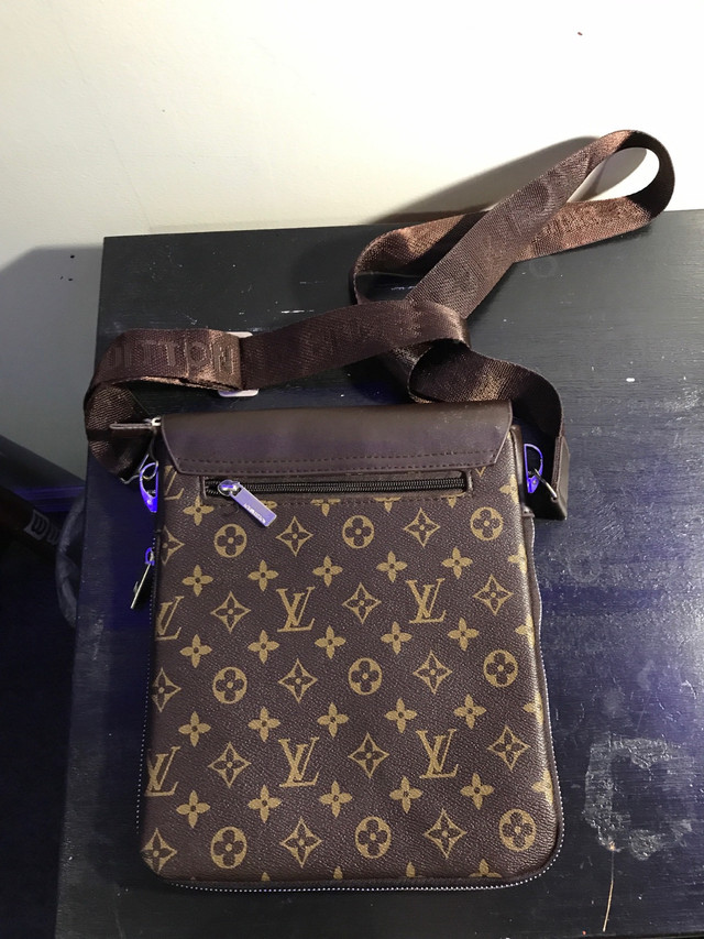 Louis Vuitton side bag in Other in Oshawa / Durham Region - Image 2
