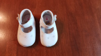 Bébé fille: Souliers blancs grandeur US 2.5 (EUR 18)