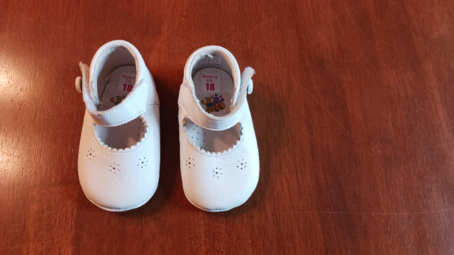 Bébé fille: Souliers blancs grandeur US 2.5 (EUR 18) dans Vêtements - 6 à 9 mois  à Longueuil/Rive Sud