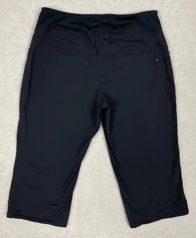 Mountain Hardwear Dynama Capri Pants - Women's Size Medium in Women's - Bottoms in Edmonton - Image 5