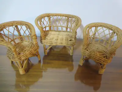 Ensemble de meubles Barbie, en rotin. Pas de marque du fabricant, date de 1970 environs Il semble ma...