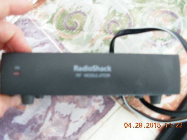 Radio Shack RF Modulator TV accessory 15-1214A,bonne cond.sanfum dans Appareils électroniques  à Longueuil/Rive Sud - Image 3