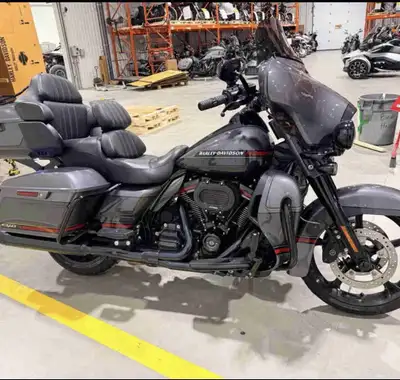 Superbe Harley-Davidson CVO Limited 2020, une moto haut de gamme reconnue pour son confort, son équi...