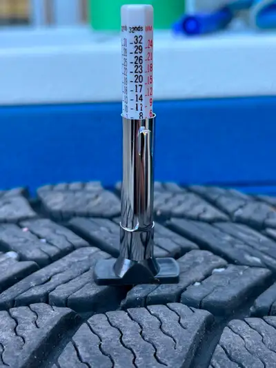 3 x pneus d'hiver Michelin X ICE SNOW (225/ 65 R 17) Bonne condition.Voir les photos pour la mesure...
