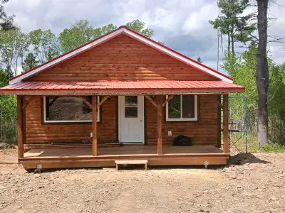 2 bedroom with Loft, under an hour to Moncton . Rear deck, Quite area