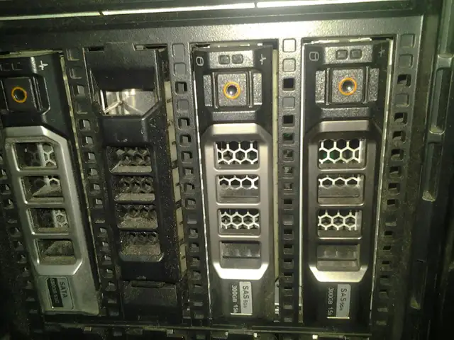 dell t340 with3 hard drives VERY fast ddr4 server morethan 100 s in Servers in City of Montréal - Image 5