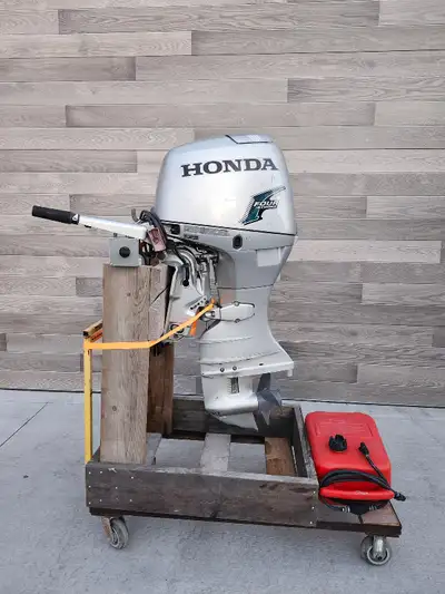 2006 Honda 40hp outboard Runs great. I just upgraded. Comes with fuel tank and hose. Skeg and prop i...