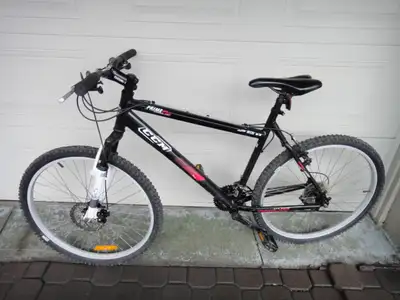 vélo  26 po les pneus presque neuf, View more