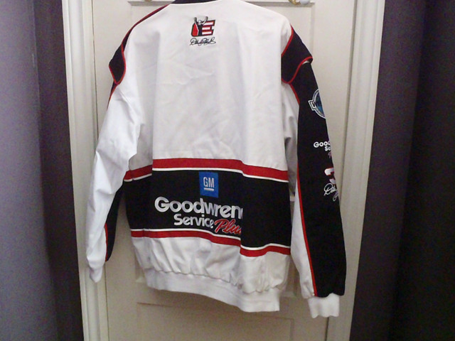 Dale Earnhardt Sr.  Size XL.   NEW in Arts & Collectibles in Renfrew - Image 2
