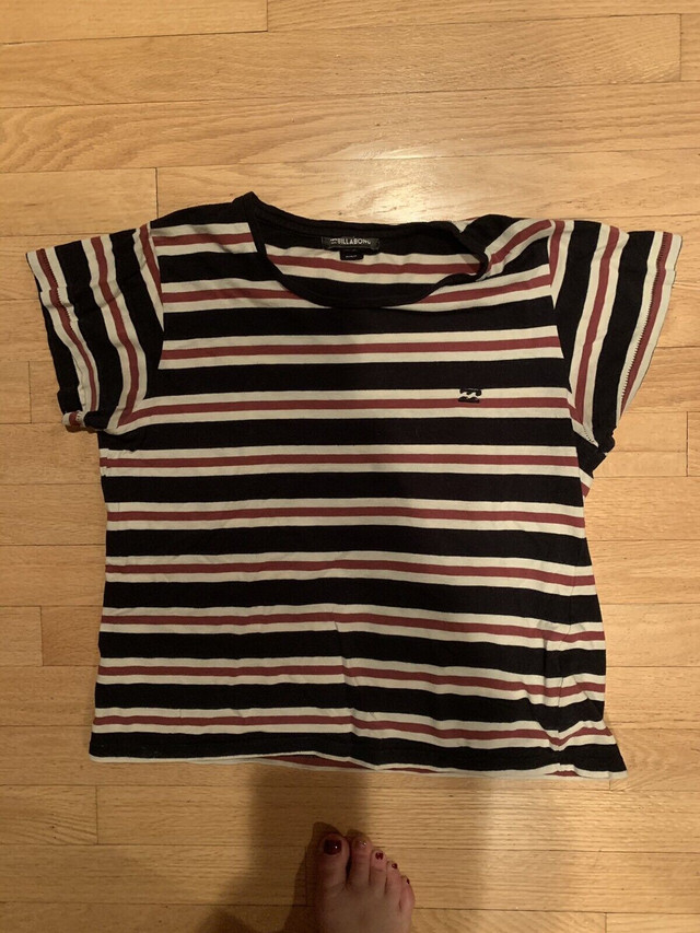Billabong T shirt size medium in Women's - Tops & Outerwear in Winnipeg