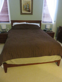 Full/Double Reversible Bedspread with Bed-Skirt