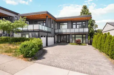 White Rock 5 Bedrooms and 5.5 Bathrooms Luxury House for Rent Location: Roper Avenue and Lee Street,...