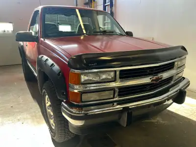 Short box 4x4 with manual transmission 5 speed, has a newer target master 350 engine. Runs and drive...