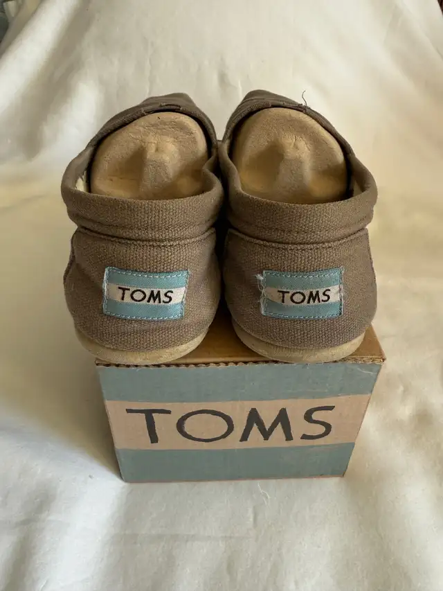 Women's Original Classic TOMS Canvas Shoes, Size 7, Ash in Women's - Shoes in Markham / York Region - Image 4