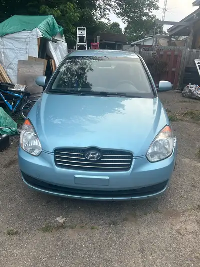 Hyundai accent 2011 le châssis est beau, le plancher est beau, plusieurs pièces neuves et récentes:...