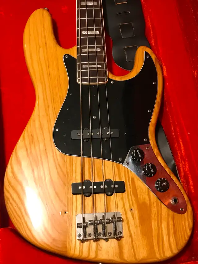 Vintage late 70’s Fender Jazz Bass in Guitars in Edmonton - Image 3