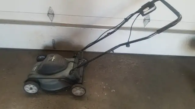 LawnMower Yardworks 14 inch 8 Amps in Lawnmowers & Leaf Blowers in City of Toronto - Image 3