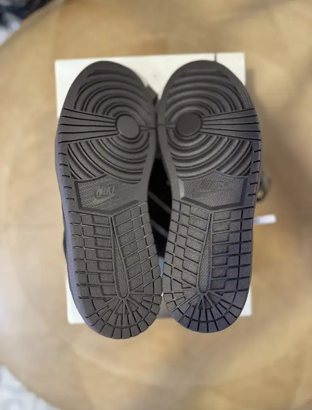 Jordan 1 Retro Low SP Travis Scott Velvet Brown  in Men's Shoes in Mississauga / Peel Region - Image 7