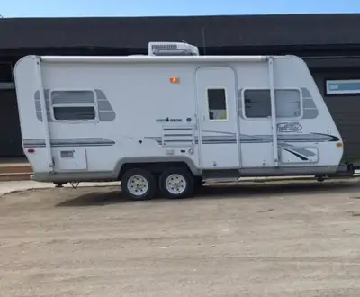 2003 Trail Lite trailer camper sleeps 4 to 5. 21 feet long, 2500 pounds can be pulled with V6 SUV. A...