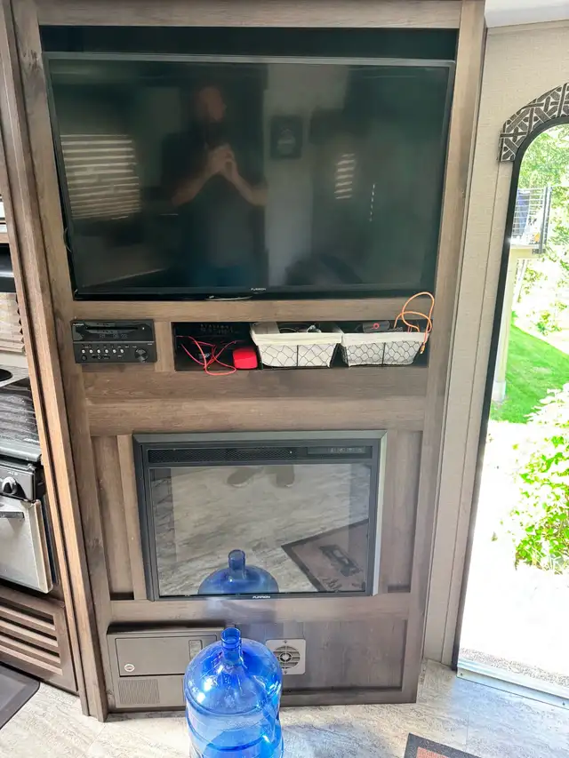 Rv Travel Trailer  in British Columbia in Canada - Image 7
