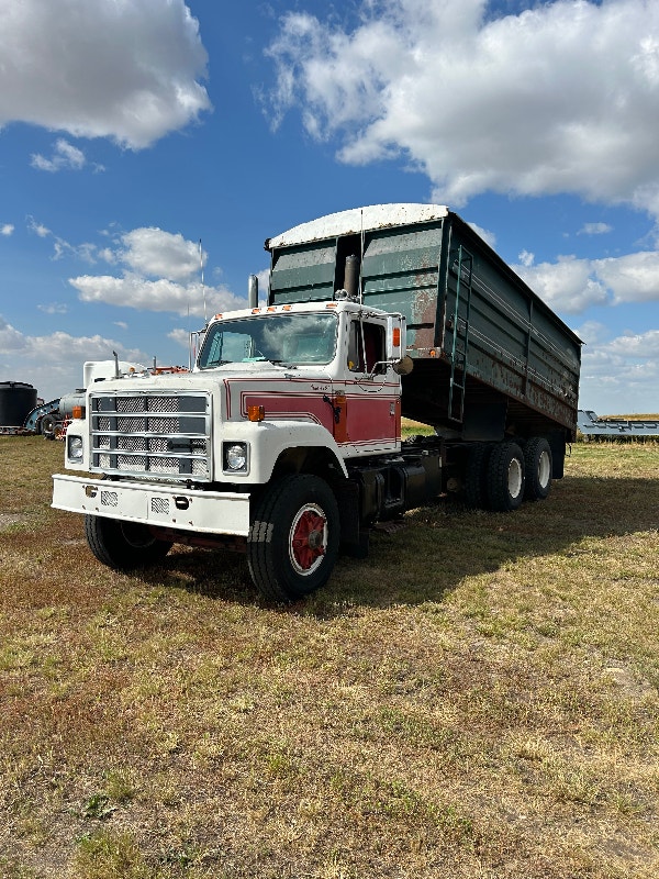 1978 International tandem 20x8 grain box. Farming Equipment