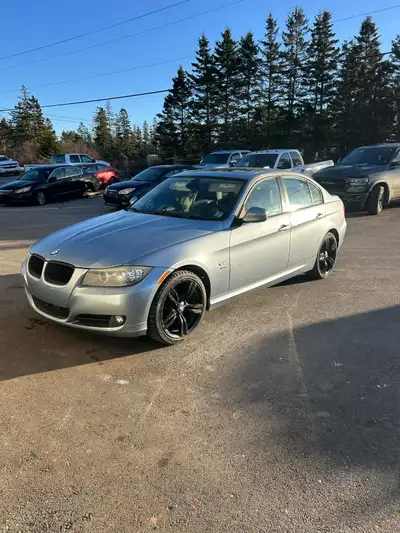 BMW 328XI AWD Brand new winter tires Heated leather seats Sun roof Sedan 4 door No lights on dash Ne...