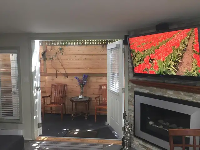 July 1st. $1900 Garden Cottage, Gonzales Area Of Victoria.62854404741250124