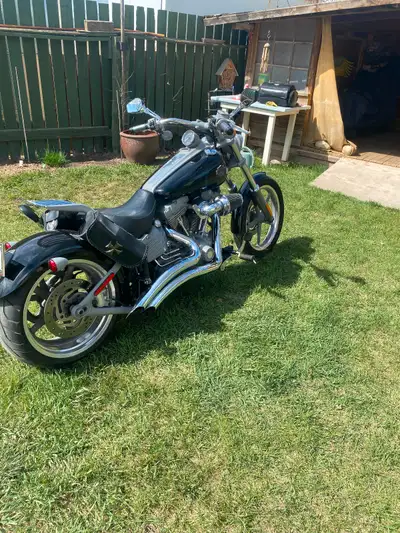 Bike runs perfectly Twin Cam 6 spd Stage 1. Vance & Hines Downsweep pipes. Air and some other goodie...