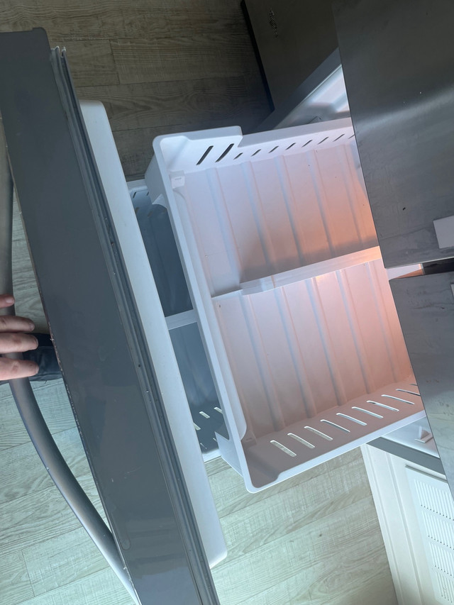 Whirlpool fridge in Refrigerators in La Ronge - Image 4