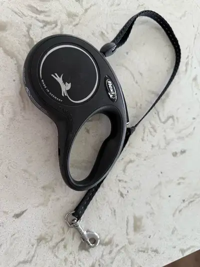 Free retractable dog leash, small to medium dog. Must pick up in Beaumont.