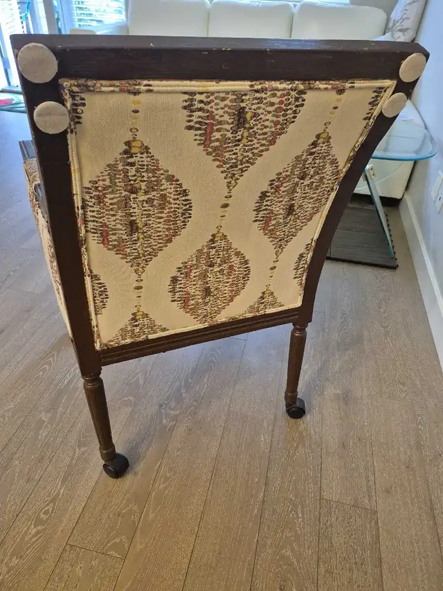 Accent Chair in Chairs & Recliners in Delta/Surrey/Langley - Image 4