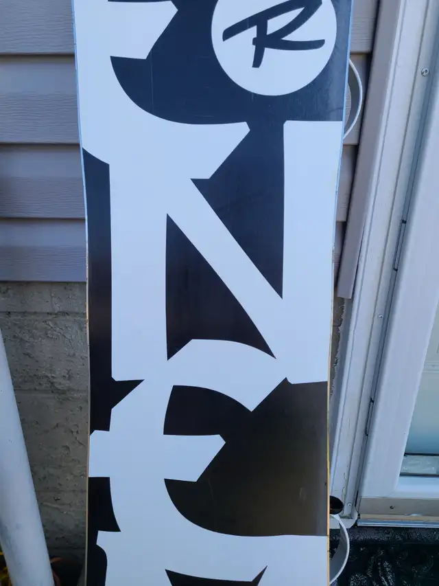 Rossignol 147cm Snowboard with Liquid bindings in Snowboard in Edmonton - Image 7