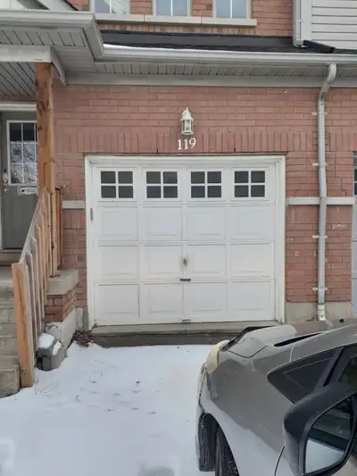 A nice and beautiful 3 bed room house in good neighborhood. Close to school, shopping and Hi-way for...