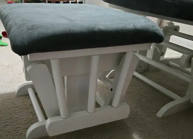 Wooden Rocking Chair & Stool in Chairs & Recliners in Mississauga / Peel Region - Image 3