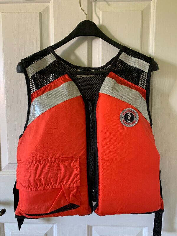 Veste de sauvetage MUSTANG (Small-Medium) dans Remorques, pièces et accessoires pour bateaux  à Longueuil/Rive Sud
